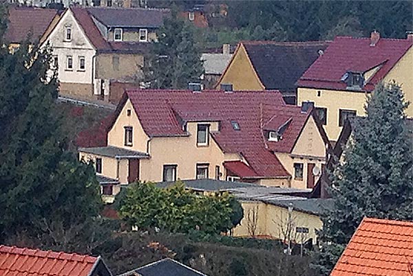 Anwesen nach der Dachsanierung, Ansicht vom Hirtenberg aus dem Jahr 2015